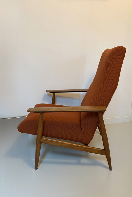 Poltrona vintage in teak rivisitata con nuovo rivestimento Kvadrat Febrik