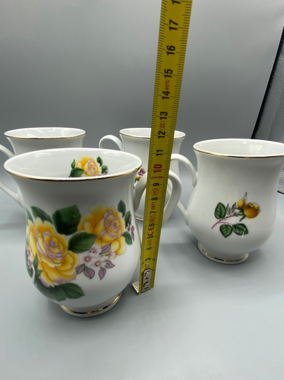 4 tasses en porcelaine anglaise – Décor de roses jaunes et mauves – Bordure dorée – Objets déco (photo 5 of 5)