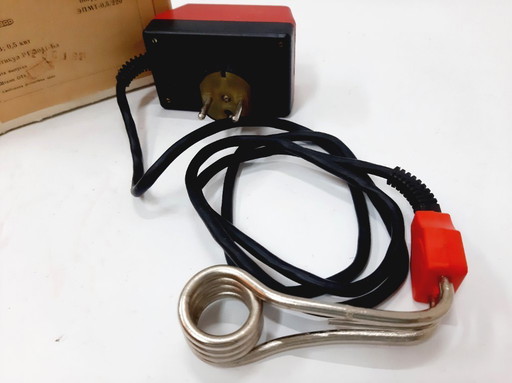 Calentador de agua soviético antiguo con sensor de apagado