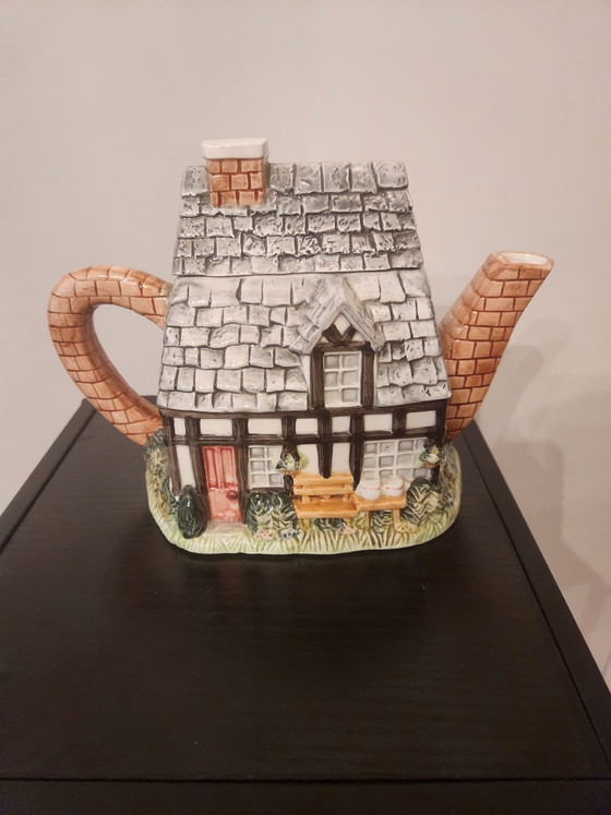 Image 1 of Zeldzame Vintage Annie Rowe Theepot – "The Crown" (The Village Collectables)