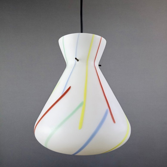 Image 1 of Lampade a sospensione a una luce in vetro opalino multicolore in stile Stilnovo 1950. Una coppia.
