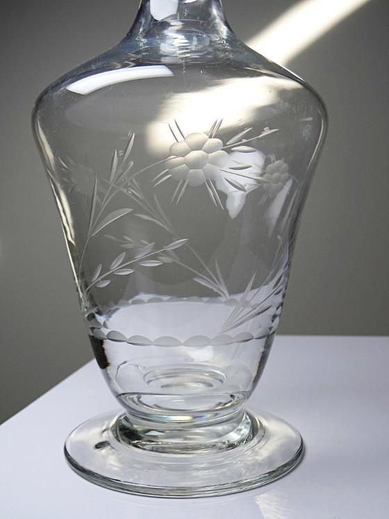 Image 1 of Kleine antieke Boheemse kristallen karaf met gegraveerde decoratie, begin 20e eeuw
