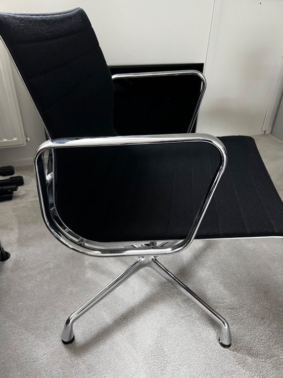 Image 1 of 2x Vitra EA108 (conferentie) stoelen