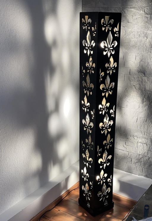 Gran lámpara de pie única y hecha a mano de Marrakech – Fleur de Lis – 165 cm – pieza de colección