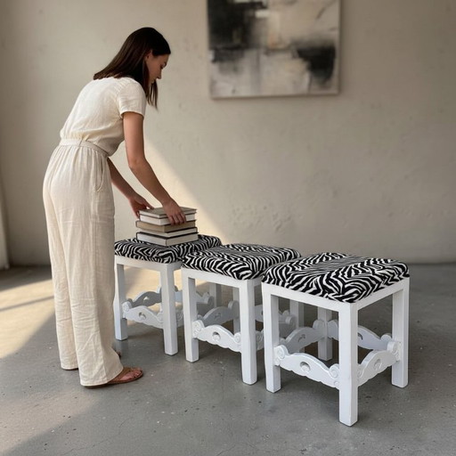 Set van 3 antieke Portugese massief houten krukken met zebraprint bekleding. – kuipstoelen, Textile, Wood (photo 2 of 17)
