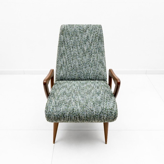 Image 1 of Een paar Italiaanse fauteuils in mid-century modern stijl met sculpturale houten armleuningen.