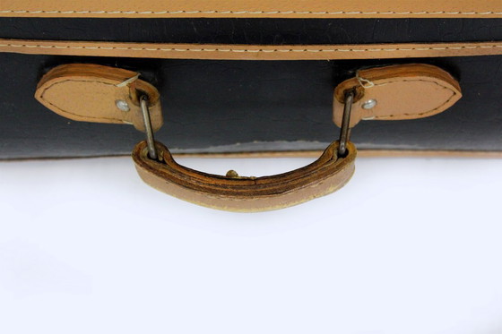 Image 1 of Valise en cuir vintage avec ses étiquettes d'origine, années 1950