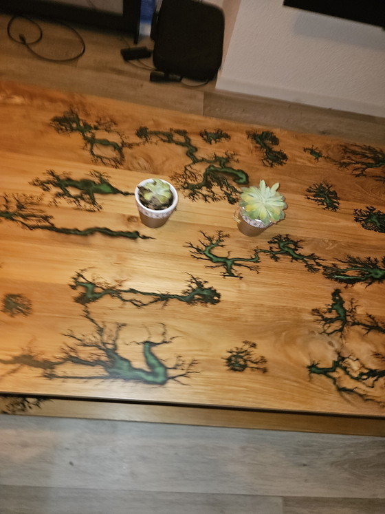 Image 1 of Glow Salontafel Bliksem Patronen - Kleurrijke Epoxy -ligtenberg burning