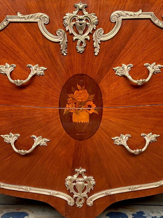 Commode in Lodewijk XV-stijl. Marqueterie, verguld bronzen decoratie. – Ladekasten, Wood (photo 3 of 8)