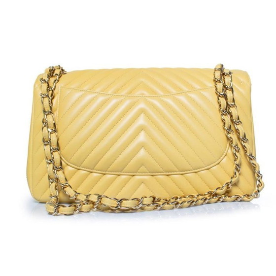 Image 1 of Chanel, Jumbo-Tasche aus gelbem Lammleder mit Chevron-Muster und Klappe