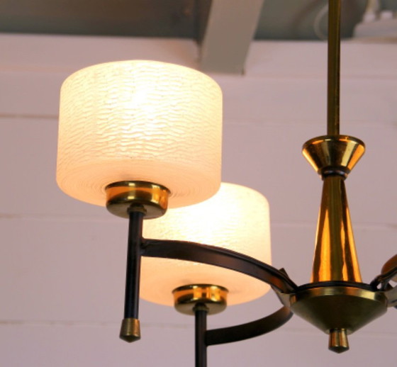 Image 1 of Maison Arlus, kroonluchter uit het midden van de vorige eeuw, messing en opaal, Frankrijk 1950