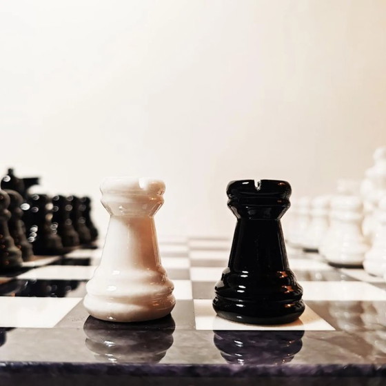 Image 1 of Jeu d'échecs de luxe vintage des années 1970 en véritable albâtre de Volterra sculpté à la main - Noir et blanc - Fabriqué en It