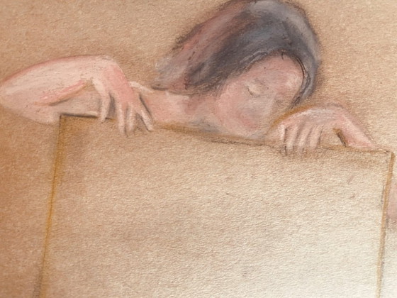 Image 1 of Tableau pastel signé sur papier ancien « modèle féminin dans l’atelier »
