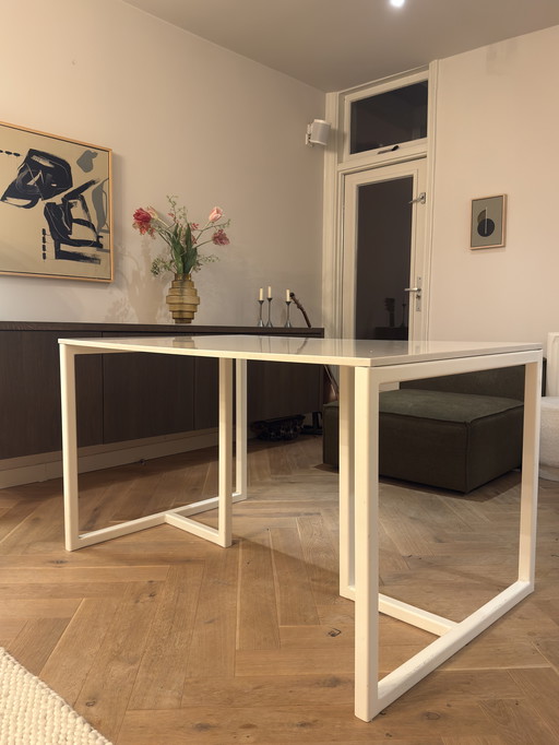 Witte natuursteen eettafel