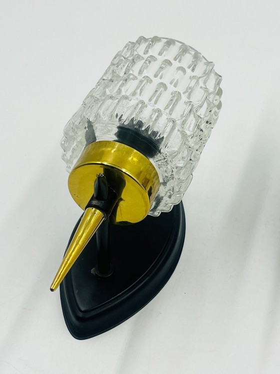 Image 1 of Een paar vintage wandlampen van getextureerd glas en messing, toegeschreven aan Maison Arlus.