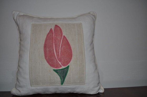 Coussin vintage à motif tulipe (photo 2 of 5)