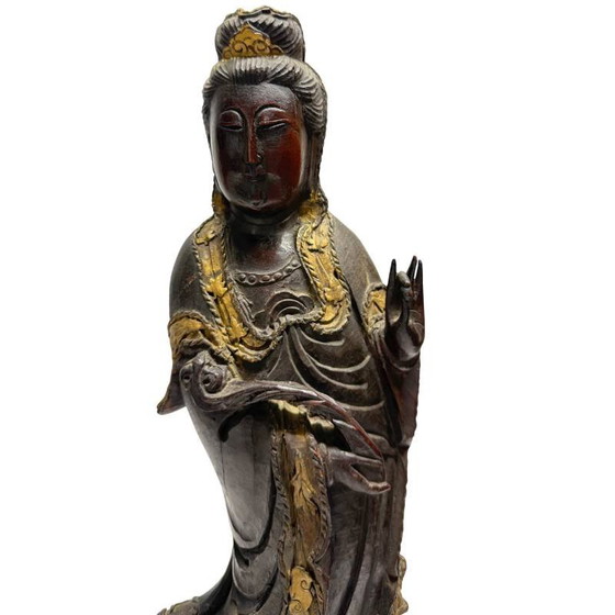 Guanyin (Avalokiteshvara) de pie – Estatua de madera con restos de dorado, período Qing – Esculturas, Wood (photo 9 of 9)
