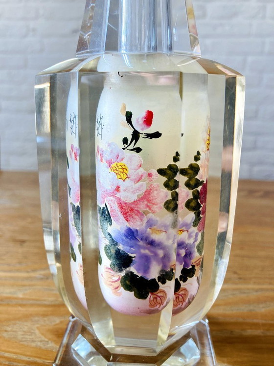Image 1 of Vase vintage asiatique octogonal en cristal peint à l'envers, à motif floral inversé.