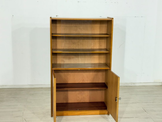 Image 1 of Vitrinekast/hoge kast uit het midden van de 20e eeuw – Vintage highboard uit de jaren 60 – Iepenhout