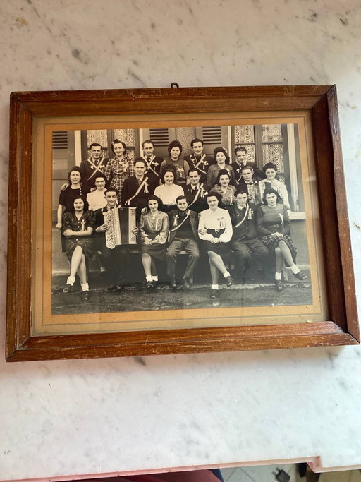 Fotografía de grupo antigua, jóvenes músicos y acordeonistas, enmarcada. – decoratieve objecten, Paper, Wood