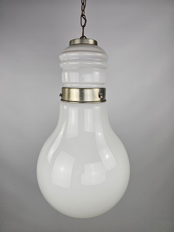 Image 1 of Grande lampe suspendue italienne en verre blanc et chrome