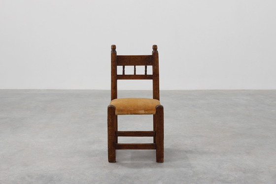 Image 1 of Sedia laterale spagnola in rovere intagliata a mano del XIX secolo con seduta in velluto