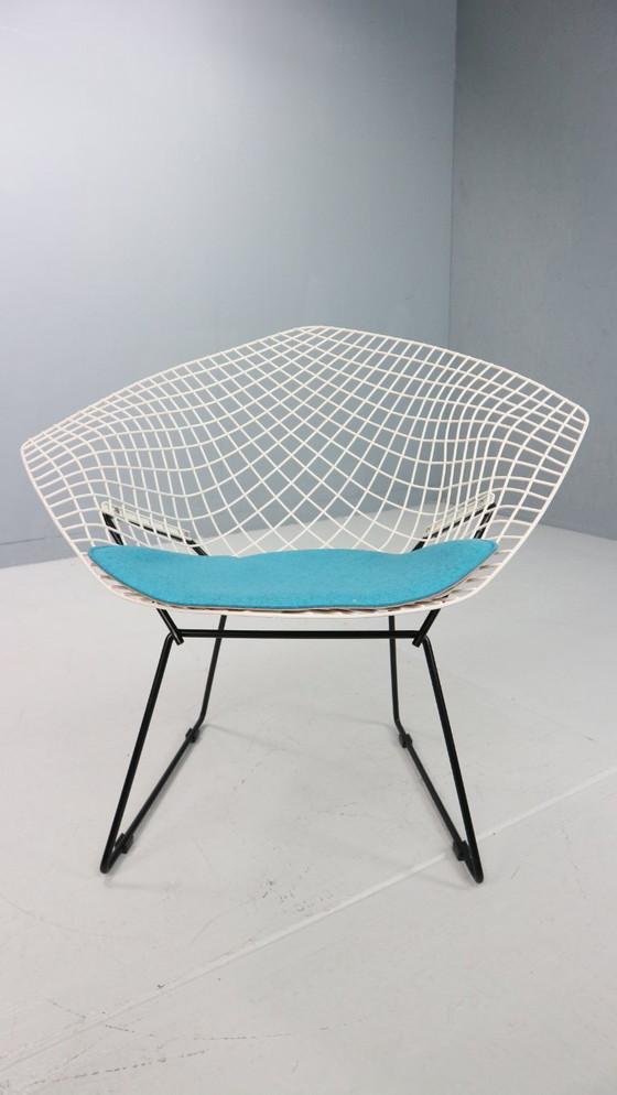 Image 1 of Silla Diamond de Harry Bertoia en metal blanco y negro y nuevo asiento azul años 60