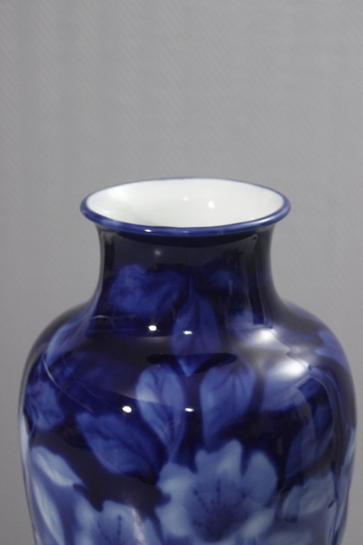 Camille Tharaud in Limoges - Grote vaas met kobaltblauwe bloemversiering op porselein, 35 cm