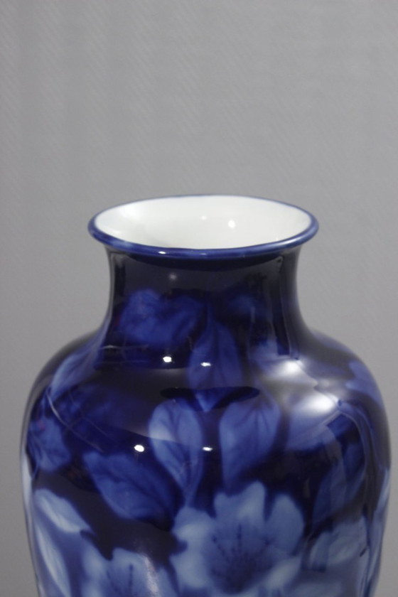 Image 1 of Camille Tharaud in Limoges - Grote vaas met kobaltblauwe bloemversiering op porselein, 35 cm