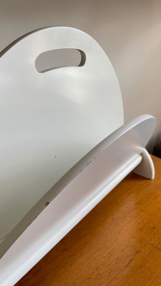 Image 1 of Elégant et Rare Porte-Revues en Bois Géométrique Blanc des Années 80. 1 pièce Chic et de Caractère qui va vite trouver sa place 