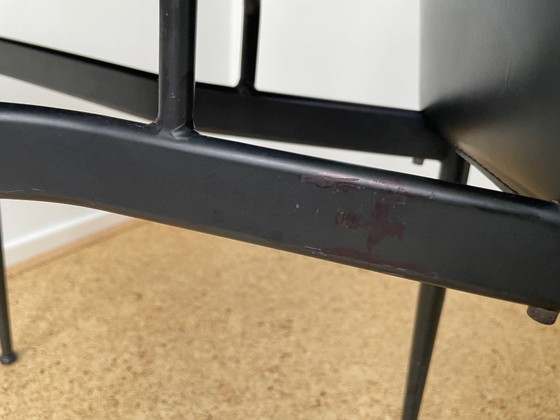 Image 1 of Een paar vintage zwarte leren Italiaanse design eetkamerstoelen (Fasem S44)