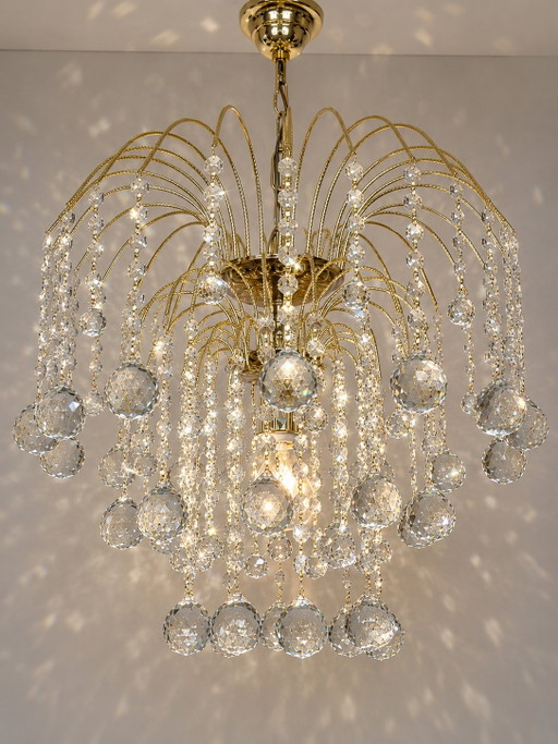 Lustre en cristal Swarovski strass de grande taille, orné de strass Swarovski.