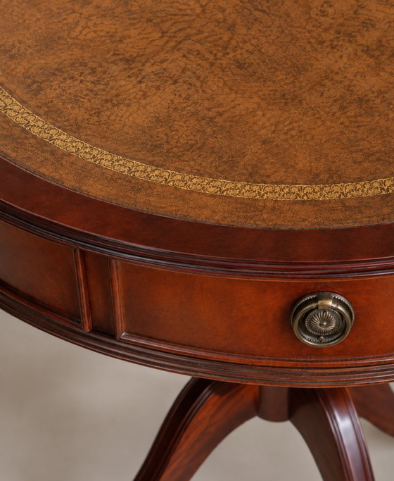 Vintage Engelse trommeltafel in Regency-stijl van mahoniehout en leer. – Bijzettafels, Leather, Brass (photo 7 of 9)