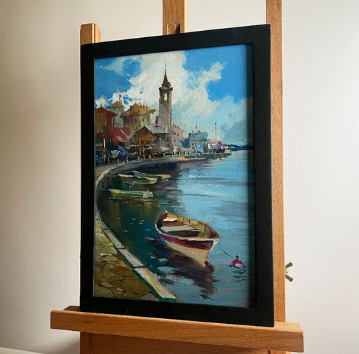 Dipinto a olio originale raffigurante un paesaggio urbano costiero con un porto cittadino affollato.