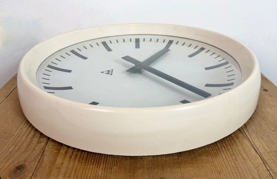 Image 1 of Große industrielle Bakelit-Fabrikwanduhr von Pragotron, 1960er Jahre