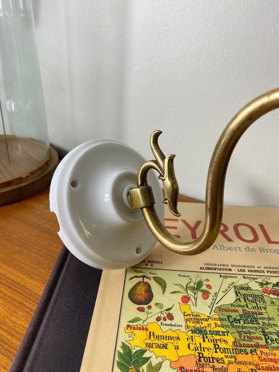 Image 1 of Aplique de pared de cuello de cisne de latón con tulipa de pétalos de rosa de pasta de vidrio