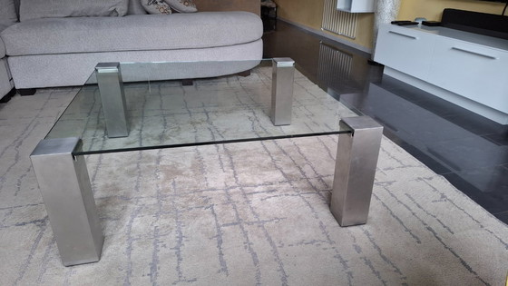 Image 1 of Tavolino da caffè quadrato in vetro con gambe quadrate in acciaio