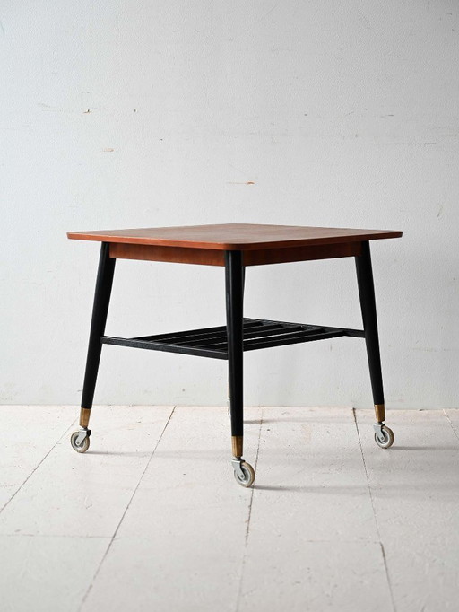 Tavolino da caffè vintage scandinavo in teak con ruote