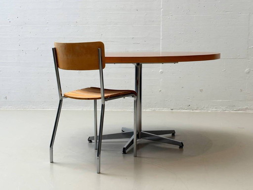 Mesa redonda con tablero de nogal, años 70