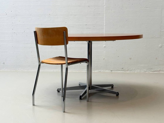 Image 1 of Mesa redonda con tablero de nogal, años 70