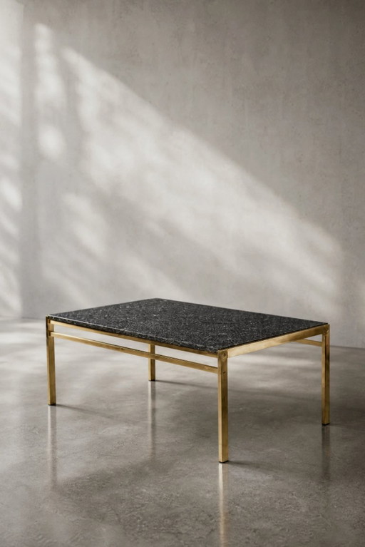Mesa de centro italiana moderna vintage de mediados de siglo, de latón con tablero de piedra, década de 1970. – salontafels
