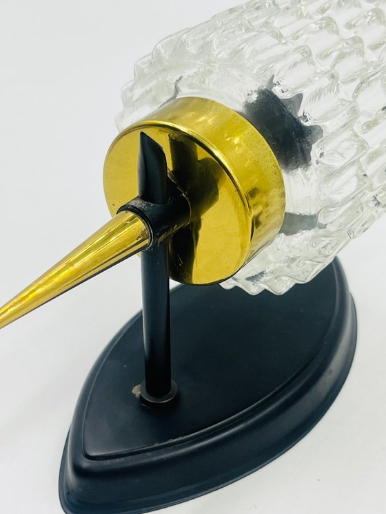 Image 1 of Een paar vintage wandlampen van getextureerd glas en messing, toegeschreven aan Maison Arlus.