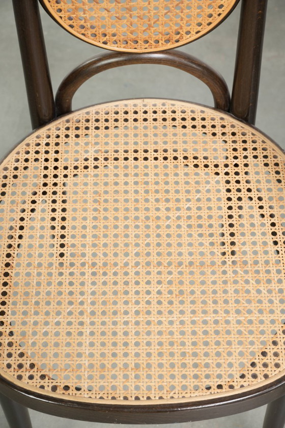 Image 1 of 2 chaises vintage originales Thonet, modèle Long John, avec accoudoirs, dossier haut, assise et dossier en sangles.