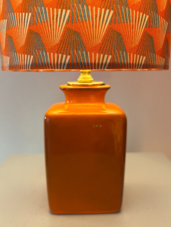 Image 1 of Een haardvaas van West-Duits aardewerk (jaren 60/70) omgetoverd tot een upcycled vaaslamp.
