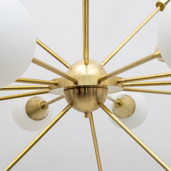 Image 1 of Lampadario Sputnik grande in ottone e vetro opalino italiano di metà secolo, anni '70