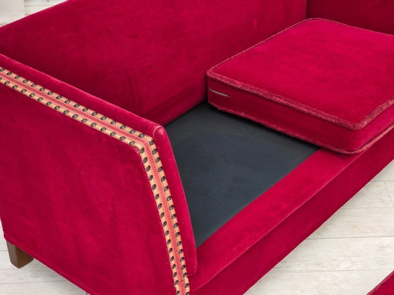 Image 1 of 1970, Deense 2-zits "Spaanse" drop arm sofa, kersenrood meubelvelours.