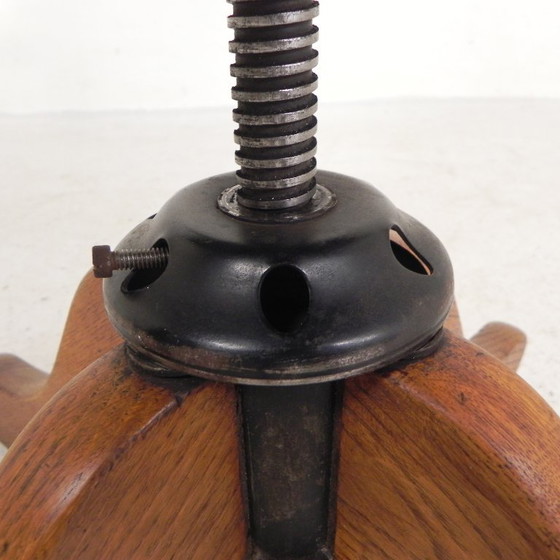 Silla de oficina de roble con sistema de muelles ajustable y regulación de altura, década de 1950. (photo 28 of 35)