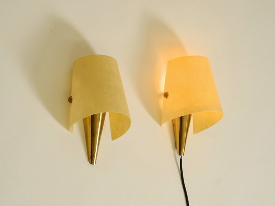 Image 1 of Una coppia di eccezionali applique da parete in ottone in stile Mid-Century Modern con paralumi in fibra di vetro.