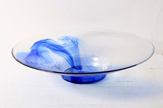 Image 1 of Vintage Bormioli Rocco kunstglazen schaal: kobaltblauwe werveling als middelpunt.