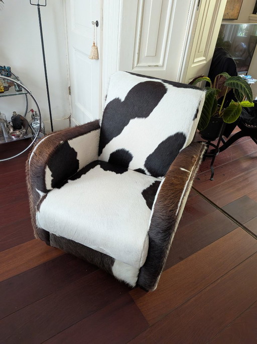 Joli fauteuil en véritable cuir de vachette. – Leather